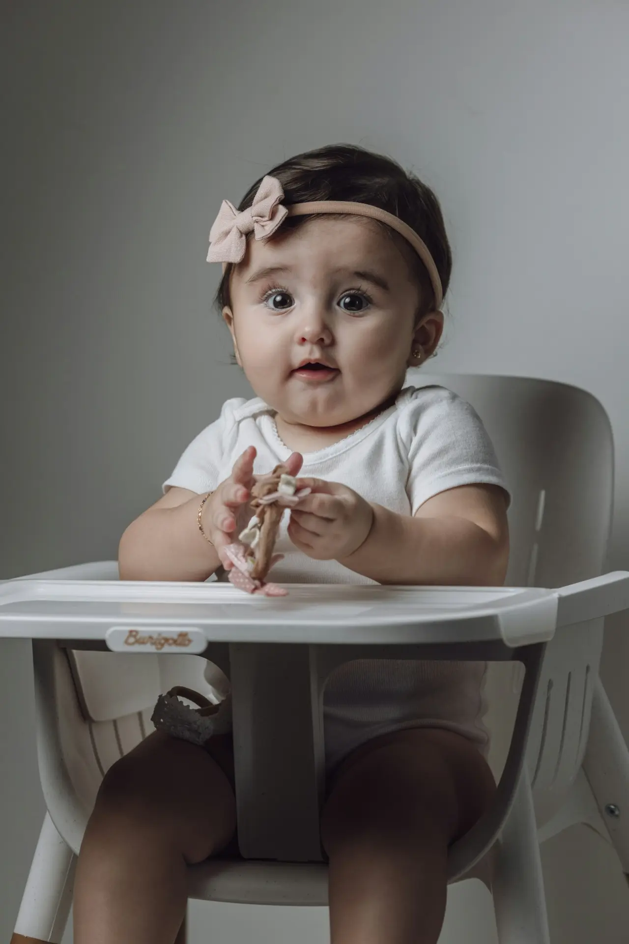 Bebé comiendo alimentación complementaria con cuchara