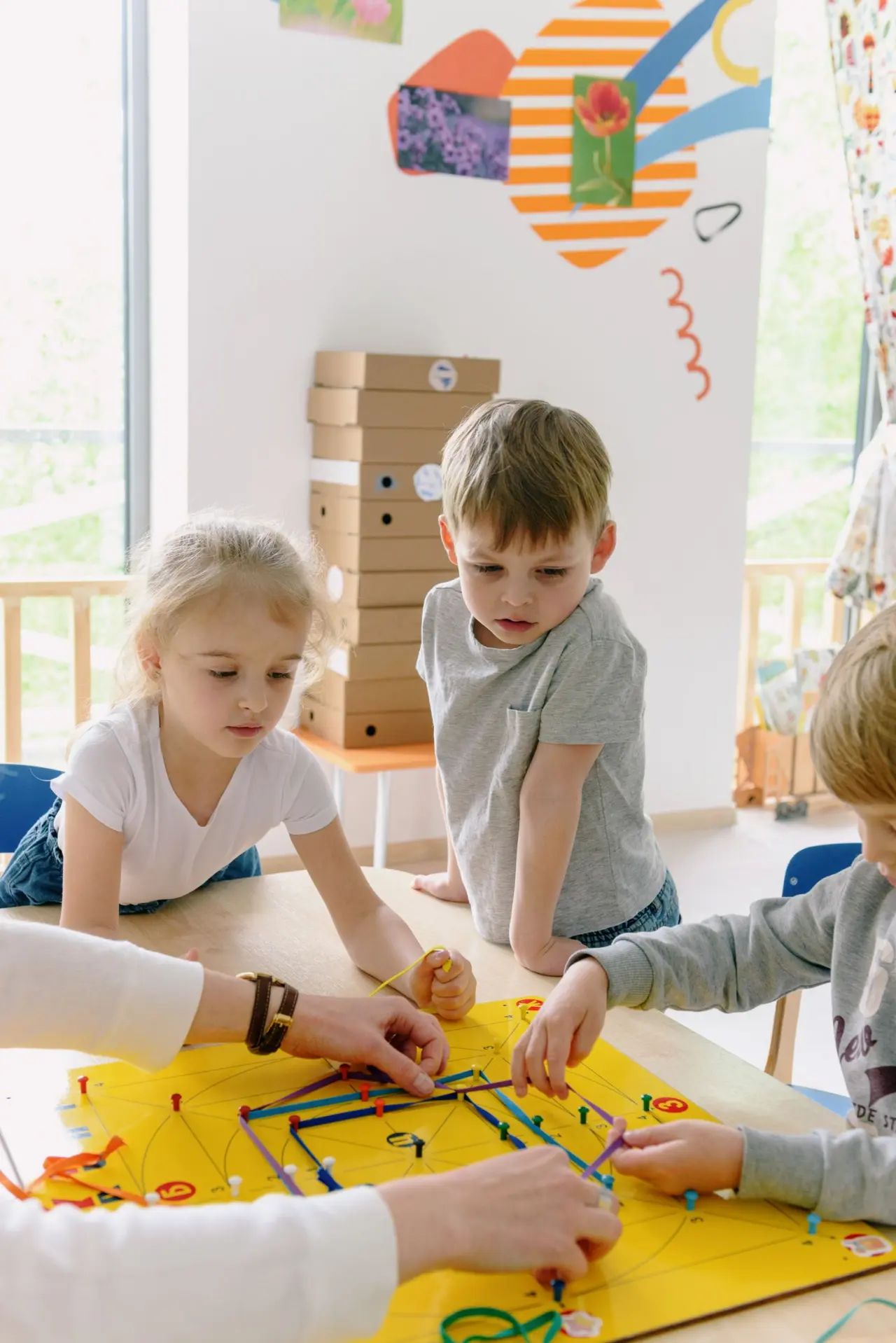 Grupo de niños de escuela infantil jugando juntos en el aula