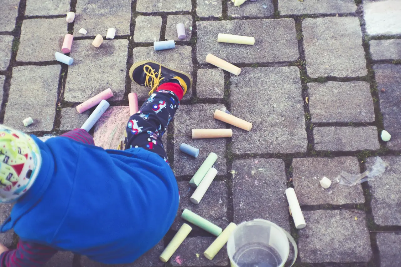 Niños pintando en una actividad de arte