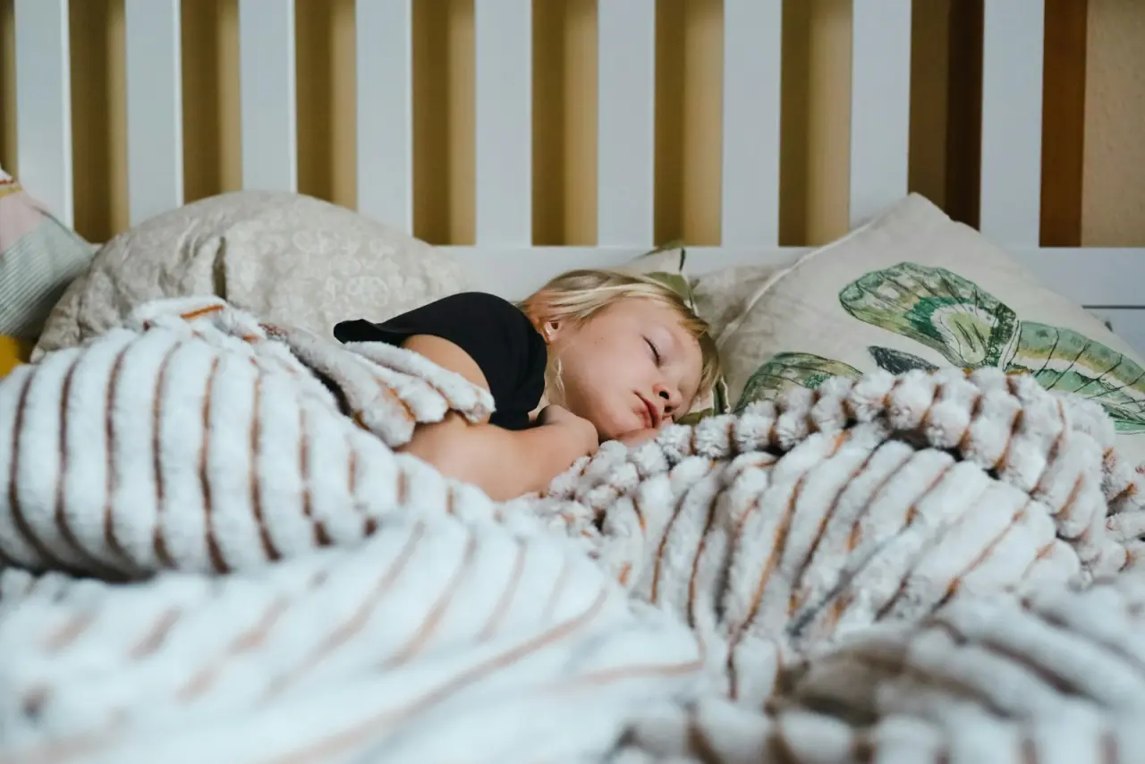 Niña durmiendo la siesta sobre una almohada