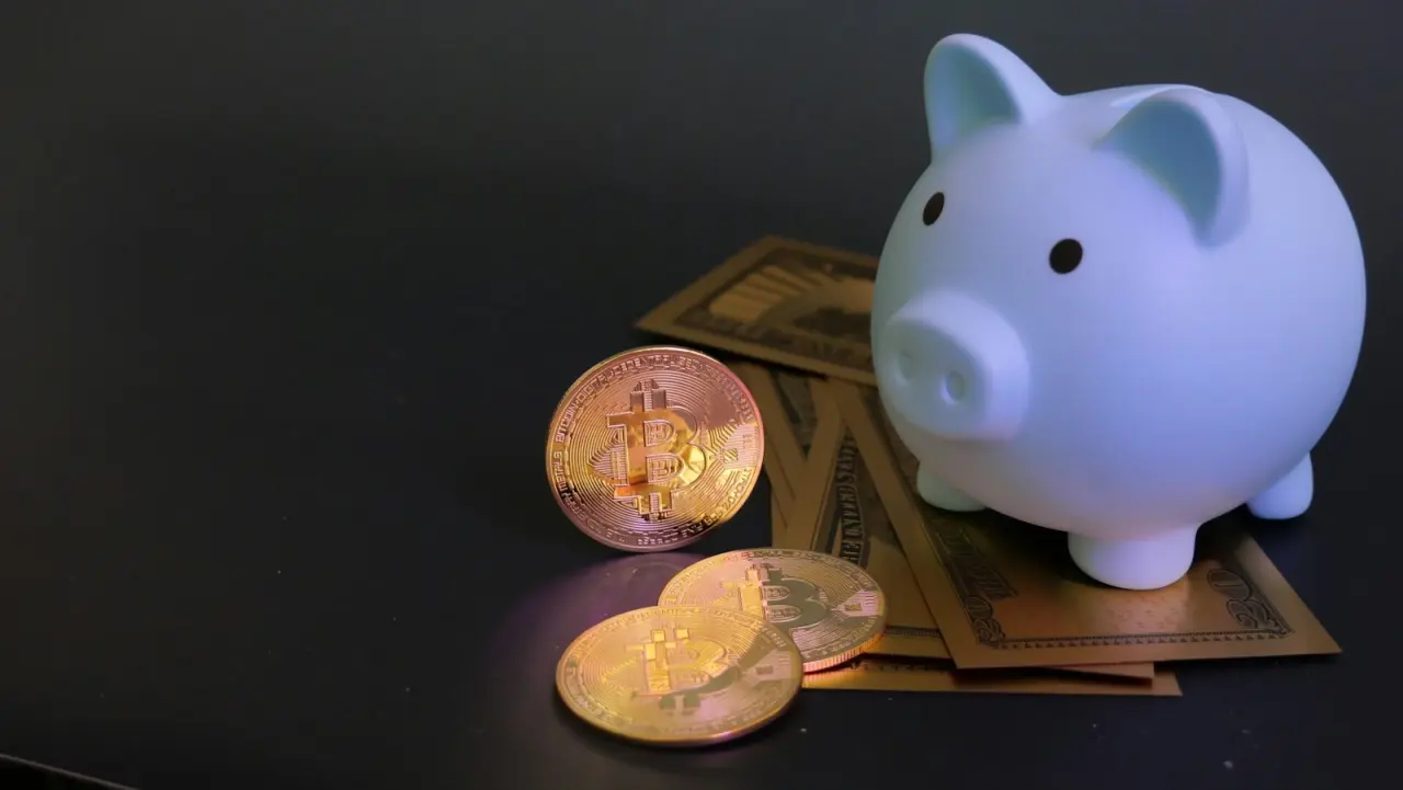 Hucha con monedas representando el ahorro y los costes