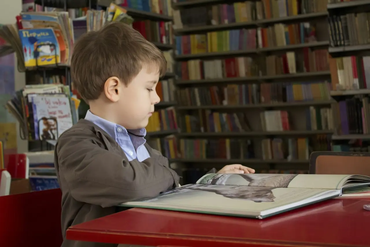 Educadora leyendo un cuento a un grupo de niños pequeños